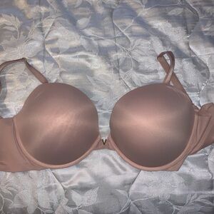 40DDD Victoria’s Secret push-up bra